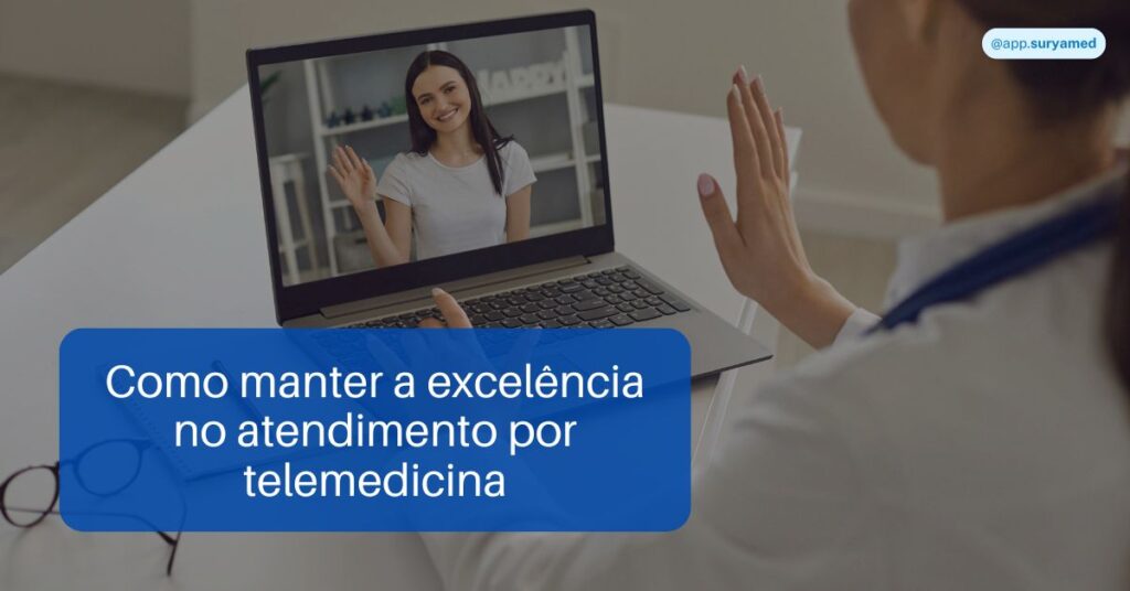 Médica em teleconsulta pelo computador, acenando para paciente em chamada de vídeo, com destaque para a frase sobre excelência no atendimento.