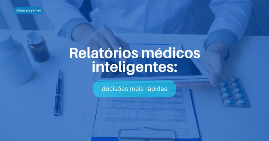 Homem segura um tablet em cima de uma prancheta com documentos médicos, acompanhado de frascos e cartela de comprimidos sobre a mesa.