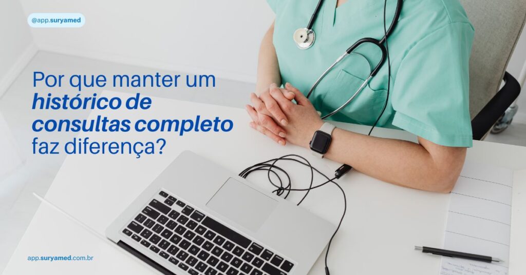 Profissional de saúde com jaleco verde e estetoscópio sentado à mesa com notebook, simbolizando a importância do histórico completo de consultas.