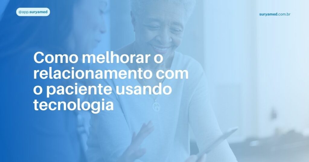 Paciente idosa sorrindo enquanto interage com uma profissional de saúde usando um tablet em ambiente acolhedor e iluminado.