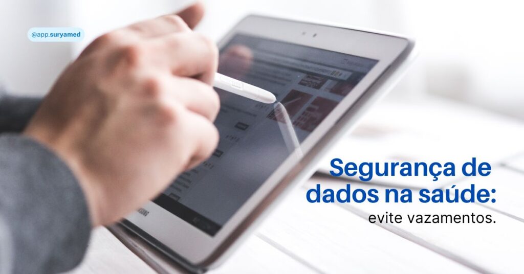 Pessoa utilizando uma caneta digital em um tablet, ilustrando o uso de tecnologia para segurança de dados na área da saúde.